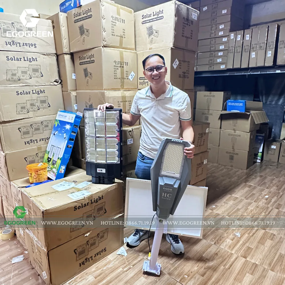 Dù để đội thi công linh động các các công việc nhưng anh Luân vẫn luôn theo sát để tránh những tình huống phát sinh.